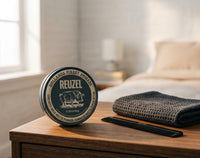 Reuzel Concrete Hold Matte Pomade - product in moderne thuis-setting