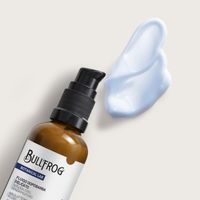 Bullfrog Mild Aftershave Fluid, liegender Flakon mit hellblauem Texturwisch
