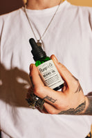 Pomp & Co. Beard Oil, Nahaufnahme des Fläschchens mit lesbarem Etikett
