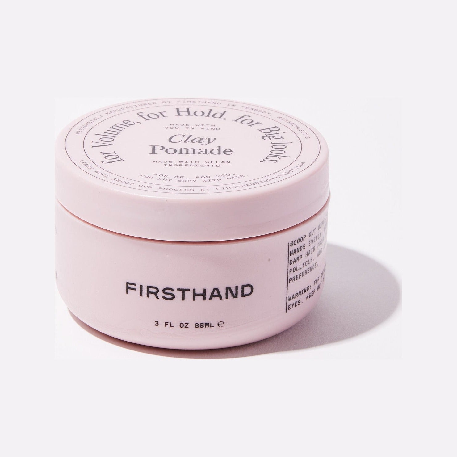 Firsthand Supply Clay Pomade - rosa Tiegel schräg mit Deckel und Markenname