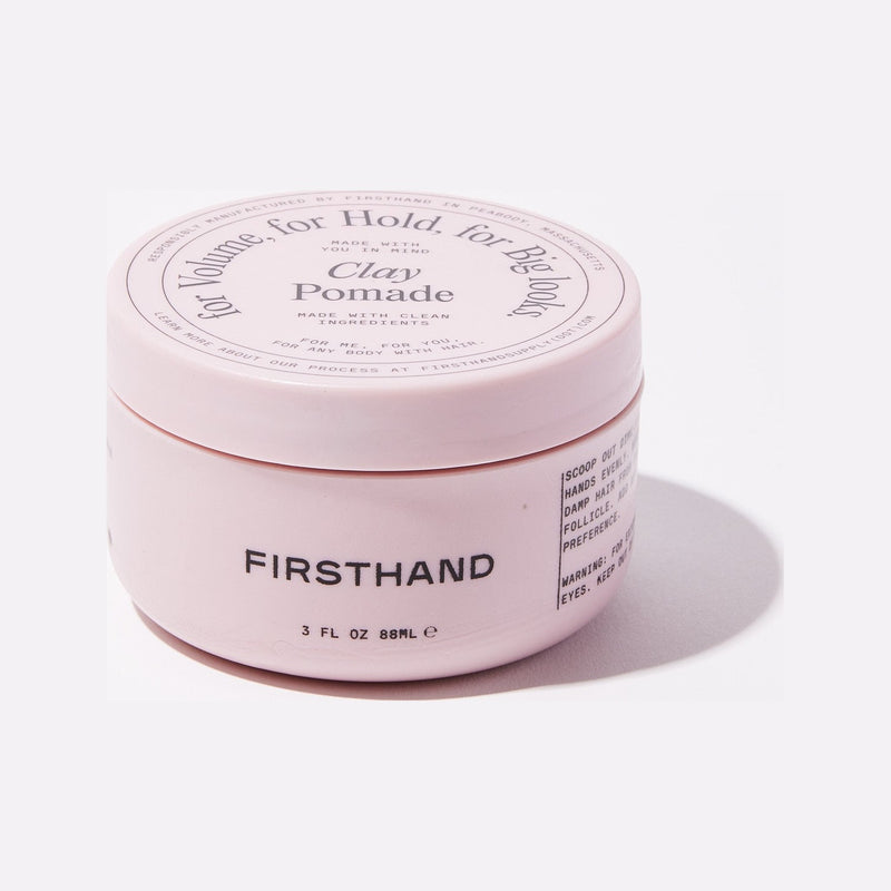 Firsthand Supply Clay Pomade - rosa Tiegel schräg mit Deckel und Markenname