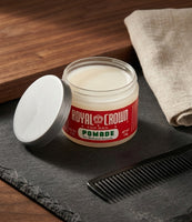 Royal Crown Pomade - offener Tiegel auf Schiefer mit Kamm, cremeweiße Pomade sichtbar