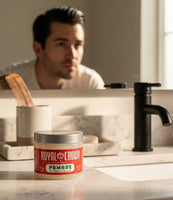 Royal Crown Pomade - Dose auf dem Waschbecken, Mann mit Slick Back vor dem Spiegel